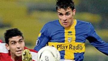 <b>'REGISTA'. </b>Cigarini (de azul) destaca por su calidad técnica, pero como Pirlo, también sabe sacrificarse lo necesario para recuperar balones como demuestra en el imagen.