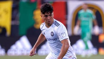 El juvenil argentino fue el pilar para la victoria de Chicago Fire ante Atlanta United y rompi&oacute; su disputa con los goles despu&eacute;s de cinco partidos este a&ntilde;o.