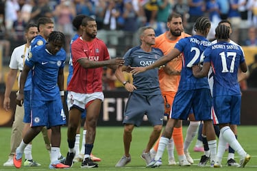 El técnico del PSG propinó un golpe al futbolista sudamericano tras el pitido final, desatando una trifulca que empaña el cierre del partido.
