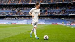 Modric acude con el balón a la esquina, dispuesto a lanzar un córner favorable al Real Madrid.