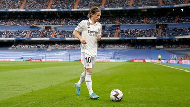 Modric acude con el balón a la esquina, dispuesto a lanzar un córner favorable al Real Madrid.