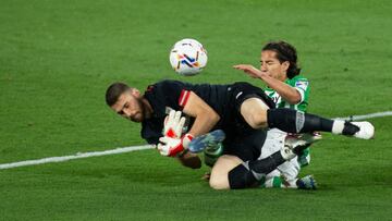 Diego Lainez of Real Betis and Unai Simon of Athletic Club during LaLiga, football match played between Real Betis Balompie and Athletic Club Bilbao at Benito Villamarin Stadium on April 21, 2021 in Sevilla, Spain.
AFP7
21/04/2021 ONLY FOR USE IN SPAIN
