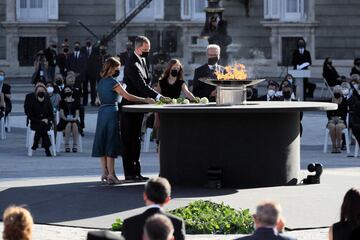 Aroa López, jefa de urgencias del hospital Vall d´Hebrón, el rey Felipe VI, su hija Leonor, princesa de Asturias y Hernando Calleja, hermano del periodista José María Calleja depositan unas rosas blancas en el homenaje a las víctimas por la Covid-19