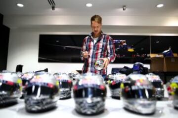 Sebastian Vettel firmando autógrafos. 
