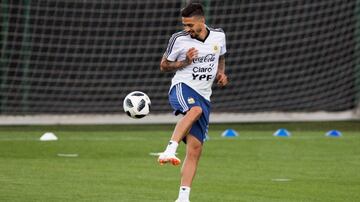 Luego de un entrenamiento de Argentina previo a Rusia 2018, se conoció la lesión de Lanzini. El volante del West Ham sufre una rotura del ligamento cruzado anterior de su rodilla derecha y quedó descartado tras las pruebas médicas. Era parte del once que probaba Sampaoli para el debut en el Mundial ante Islandia.