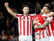 VALENCIA, 04/02/2026.- Los jugadores del Athletic Club celebran su victoria a la finalización del partido de cuartos de final de la Copa del Rey de fútbol que han disputado Valencia y el Athletic Club, este miércoles en el estadio de Mestalla. EFE/ Ana Escobar