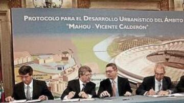<b>EN JULIO SE FIRMÓ EL PROTOCOLO</b> El 30 de julio del año pasado el club del Manzanares y el Ayuntamiento de Madrid firmaron el protocolo de intenciones por el cual el Atlético vendía el estadio Vicente Calderón y se trasladaba al hasta ahora denominado estadio de La Peineta.