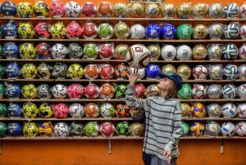 Balones colgados de los balcones, la estatua de un balón en la plaza del pueblo, un museo del balón, 20 fábricas de balones... está claro de qué vive el pequeño pueblo colombiano de Monguí.