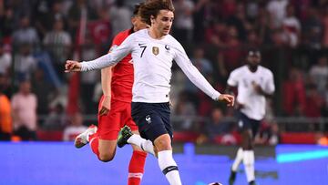 France's Midfielder Antoine Griezmann runs with the ball during the Euro 2020 football qualification match between Turkey and France at the Buyuksehir Belediyesi stadium in Konya, on June 7, 2019. (Photo by FRANCK FIFE / AFP)