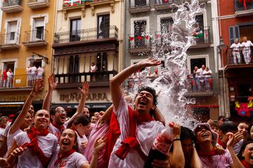 Ambiente en la Plaza Consistorial, plaza que está situada en el corazón del Casco Antiguo de Pamplona, donde se realiza el Chupinazo.