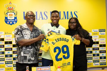 Essugo estuvo acompañado por sus padres durante su presentación como nuevo jugador de Las Palmas. 