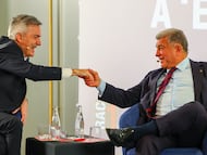 Joan Laporta y Víctor Font se saludan durante el anterior debate.