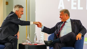Joan Laporta y Víctor Font se saludan durante el anterior debate.