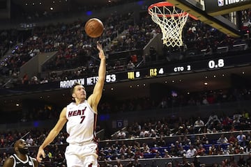 Miami Heat's Goran Dragic jumps to score, during their NBA Global Games match against the Brooklyn Nets at the Mexico City Arena, on December 9, 2017, in Mexico City. / AFP PHOTO / PEDRO PARDO