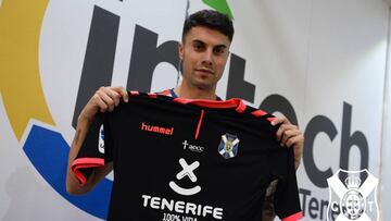 Jos&eacute; Naranjo posa con la camiseta del CD Tenerife ante un medio gr&aacute;fico.