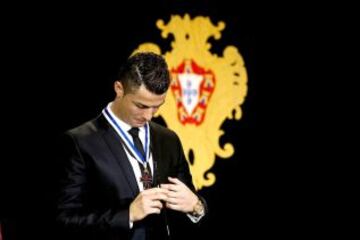 El delantero del Real Madrid y la selecci¨®n lusa, Cristiano Ronaldo mira su condecoraci¨®n tras ser nombrado Gran Oficial de la Orden del Infante D. Henrique por el presidente del pa¨ªs, durante un acto celebrado en el Palacio de Bel¨¦n, Lisboa, Portugal