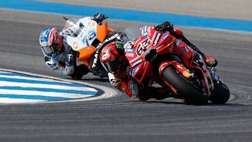 Bagnaia con la Ducati por delante de Ai Ogura durante el esprint del GP de Tailandia de MotoGP.