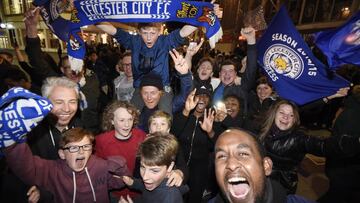 Seguidores del Leicester City celebran el t&iacute;tulo.