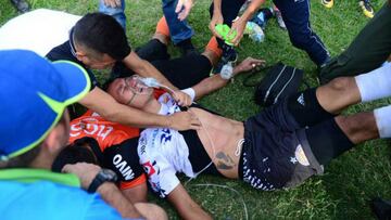 El guardameta del Isidro Metapán, Óscar Pleitez encendió las alarmas en el partido ante Águila y de inmediato fue asistido por el cuerpo médico.