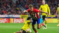 MADRID, 10/04/2024.- El centrocampista del Atlético de Madrid Marcos Llorente (d) se escapa con el balón durante el partido de ida de los cuartos de final de la Liga de Campeones que Atlético de Madrid y Borussia Dortmund disputan este miércoles en el estadio Metropolitano. EFE/Kiko Huesca
