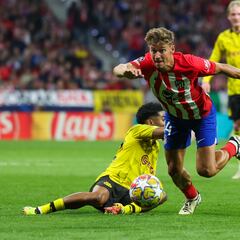 MADRID, 10/04/2024.- El centrocampista del Atlético de Madrid Marcos Llorente (d) se escapa con el balón durante el partido de ida de los cuartos de final de la Liga de Campeones que Atlético de Madrid y Borussia Dortmund disputan este miércoles en el estadio Metropolitano. EFE/Kiko Huesca