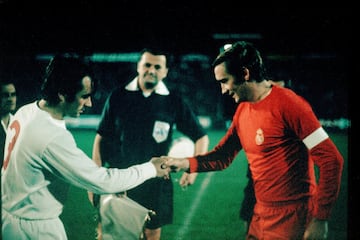 En la d¨¦cada de los 70, el Madrid visti¨® de rojo en tres ocasiones: ante el Cardiff, el PSV (en la imagen Zoco, el capit¨¢n blanco, saluda a Strik, capit¨¢n del conjunto holand¨¦s, y ante el Dinamo de Kiev, en un partido que se disput¨® en Odessa, y en donde brill¨® (y se doctor¨® bajo palos) Mariano Garc¨ªa Rem¨®n. Pero hay noticias, indicadas por Sergio Gal¨¢n en 'Cuadernos de F¨²tbol', que se?alan que el Madrid visti¨® de rojo en el partido final de un torneo que celebr¨® el Racing parisino: los blancos se midieron al Vasco da Gama, que s¨ª luci¨® su camiseta habitual, mientras que los madridistas vistieron de rojo.