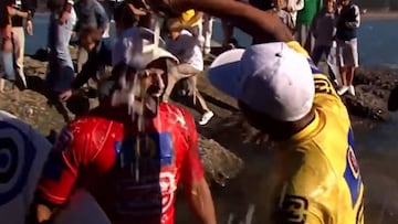 Bobby Mart&iacute;nez duchando en cerveza Foster&#039;s a Kelly Slater tras ganar el Billabong Pro Mundaka 2006 y el de Florida hacerse con el t&iacute;tulo de campe&oacute;n del mundo de surf.