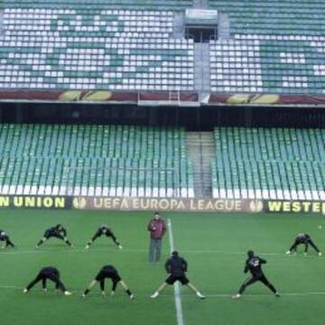 El Rubin realizó su entrenamiento oficial en un Villamarín no mucho más vacío de lo que estará hoy. Los rusos recibieron la visita de Jesús Ruslan Esquinas, un chaval sevillano nacido en Kazán, pero muy aficionado bético.