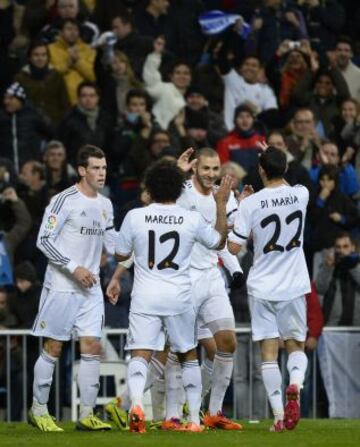 Real Madrid-Valladolid. 2-0. Benzema celebra el segundo gol con sus compañeros.