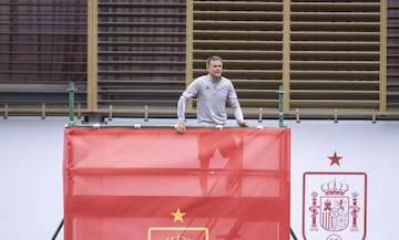 Luis Enrique observa el entrenamiento. 