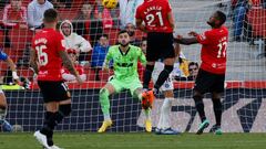 PALMA DE MALLORCA (ISLAS BALEARES) 03-12-23. El defensa del Mallorca Antonio Raíllo (c) lanza de cabeza durante el partido correspondiente a la jornada 15 de LaLiga que ambos clubes disputan este domingo en el estadio de Son Moix.- EFE/CATI CLADERA
