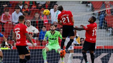 PALMA DE MALLORCA (ISLAS BALEARES) 03-12-23. El defensa del Mallorca Antonio Raíllo (c) lanza de cabeza durante el partido correspondiente a la jornada 15 de LaLiga que ambos clubes disputan este domingo en el estadio de Son Moix.- EFE/CATI CLADERA
