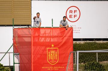 Luis Enrique dirige desde un andamio el entrenamiento previo al choque de octavos de la EURO ante Croacia.
Junto a él está Pol Cabellas, preparador físico de la Selección.