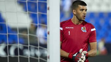 Rulli, calentando antes de un partido con la Real Sociedad.