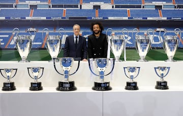 Marcelo con Florentino Pérez y algunos de los trofeos que ha ganado. 