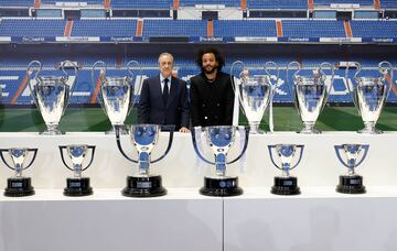 Marcelo con Florentino P¨¦rez y algunos de los trofeos que ha ganado.