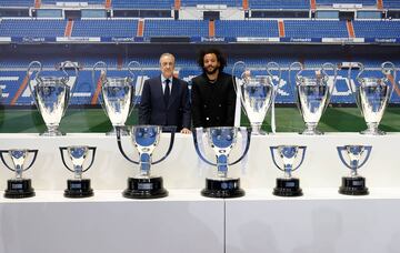 Marcelo con Florentino Pérez y algunos de los trofeos que ha ganado. 