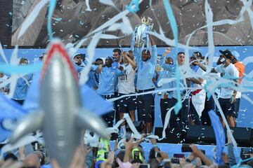 La plantilla del Manchester City en el escenario celebrando el título liguero.