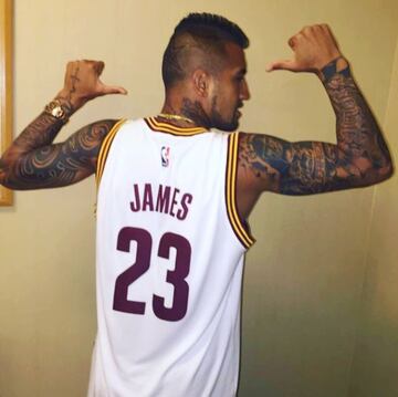 También le gustan otros deportes, como el baloncesto. LeBron James es uno de sus jugadores favoritos.