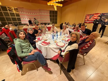 Donato ao lado de torcedores em celebração do Atlético em La Bañeza