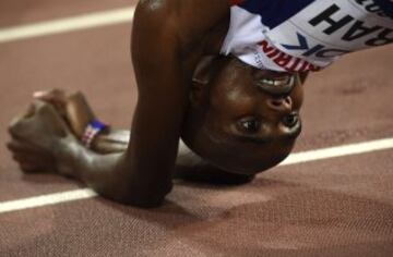 Mo Farah celebra su victoria en la final de 5000 metros.