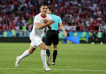 1-1. Granit Xhaka celebró el gol del empate.