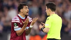 Lucas Paquetá, jugador del West Ham, protesta al árbitro durante un partido.