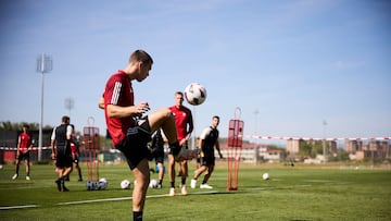 El lateral del Mirandés, Diego Moreno, durante un entrenamiento.