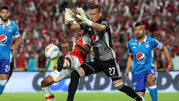 Nicolás Vikonis ante William Tesillo en el juego de vuelta de la final de la Liga Águila II-2017 entre Santa Fe y Millonarios