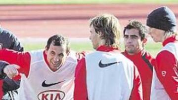 <b>SIN PAUSA. </b>Bianchi da indicaciones a Petrov, Valera, Ibagaza, Fernando Torres, Braulio y Manu del Moral en el entrenamiento. El entrenador ha impuesto un fuerte ritmo de trabajo tras las vacaciones.