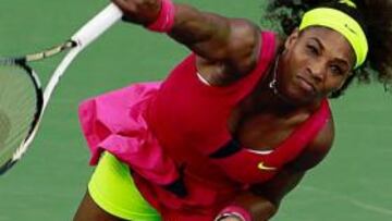 Serena Williams en pleno saque.