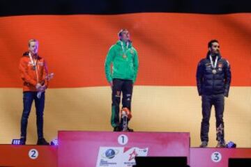 En el centro, Benedikt Doll de Alemania, ganador de la prueba, con Johannes Thingnes Boe de Noruega y Martin Fourcade de Francia.