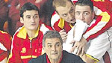 <b>FUTURO.</b> Argilés ha llevado una Selección muy joven a Eslovenia.