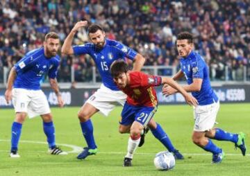 Italia y España igualaron 1-1 en Turín, en juego del grupo G por el paso al Mundial Rusia 2018. Vitolo marcó para el visitante y De Rossi para los locales.